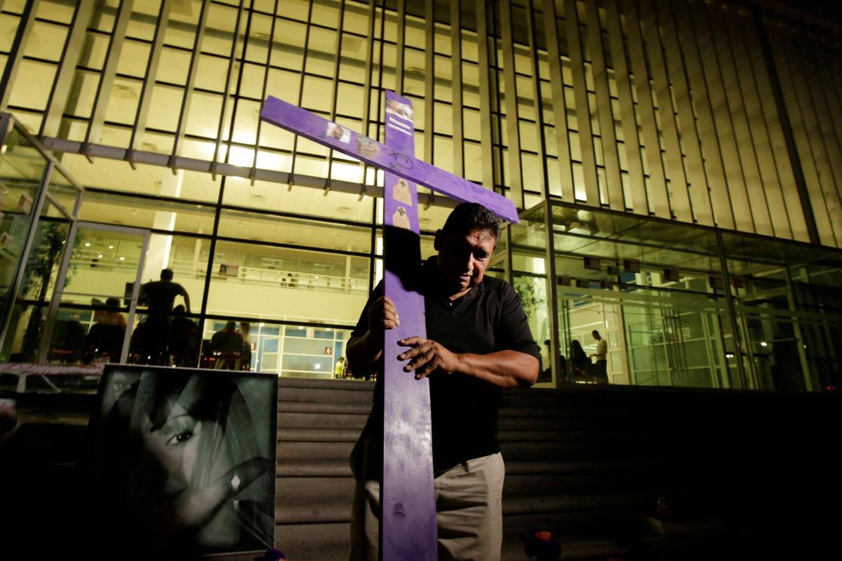 Maaliskuussa 2009 kadonneen Monica Alanisin isä Ricardo Alanis kantaa ristiä Meksikon oikeusministeriön edessä maailman ihmiskaupan vastaisena päivänä 30.7.2018.